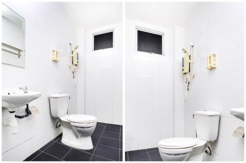 マラッカにあるMy Home Tengkeraの白いバスルーム(トイレ2つ、シンク付)
