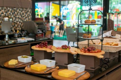 un buffet con formaggi e altri cibi in esposizione di Rawayana West Villas & Kids Park a Rawai Beach