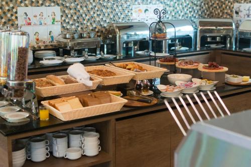 una linea a buffet con molti tipi diversi di cibo di Rawayana West Villas & Kids Park a Rawai Beach