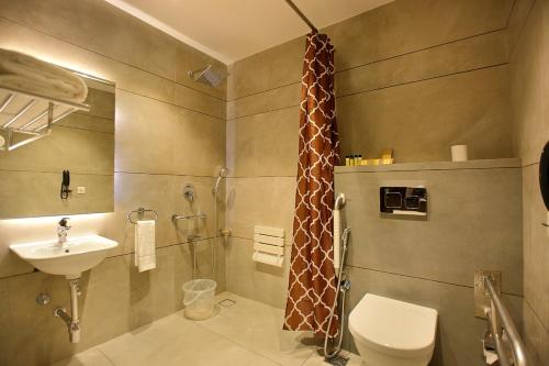 łazienka z prysznicem i krawatem żyrafowym w obiekcie HOTEL SAN w mieście Kollam