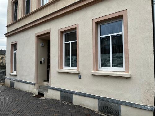 a building with two windows on the side of it at Karli‘s Plätzchen in Gera