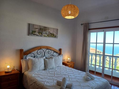 una camera con un letto e una grande finestra di Vv - Casa Clary -Finca Medina ad Alojera