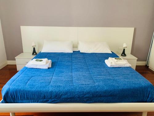 a blue bed with two towels on top of it at A casa di Cesare in Rome