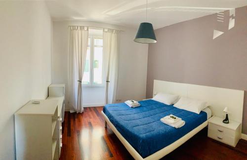 ein Schlafzimmer mit einem blauen Bett und einer blauen Decke in der Unterkunft A casa di Cesare in Rom