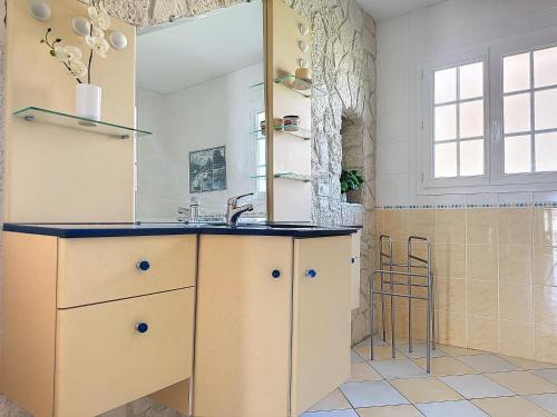 cocina con fregadero y espejo en Villa de charme avec piscine, en Aguessac