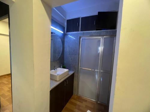 een kleine badkamer met een wastafel en een spiegel bij Sixth Sense Lokhandwala in Mumbai