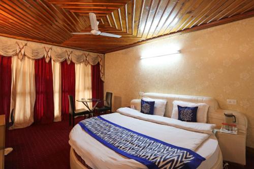 a bedroom with a bed in a hotel room at Hotel New Broadway in Patnitop