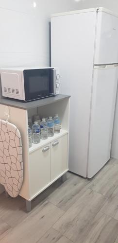 eine Mikrowelle und ein Kühlschrank im Zimmer in der Unterkunft Evangelista59 in Sevilla