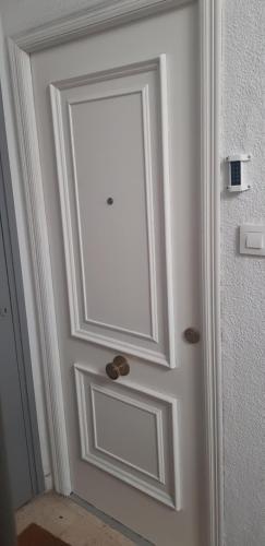 Una puerta con una ventana en una habitación en Evangelista59, en Sevilla