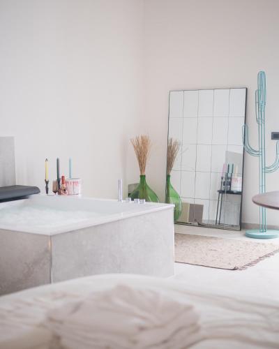 a white room with a counter and a mirror at Vicoloterzo Suite in Bari