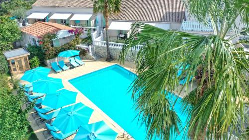 an overhead view of a swimming pool with blue umbrellas at Villa Colombier in Fréjus