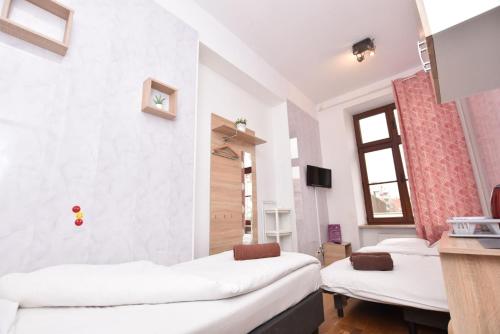 Televisyen dan/atau pusat hiburan di City Central Hostel - Pokoje prywatne