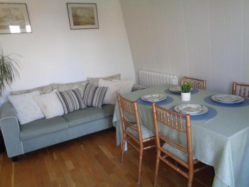 a living room with a table and a couch at vacances 34 in Le Crotoy