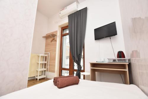 Televisyen dan/atau pusat hiburan di City Central Hostel - Pokoje prywatne