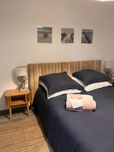 GuissényにあるLa Maison Bateau au Bord de Merのベッドルーム1室(ベッド1台、ランプ付きテーブル付)