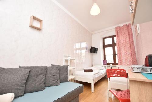 Televisyen dan/atau pusat hiburan di City Central Hostel - Pokoje prywatne