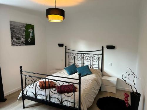 - une chambre avec un lit noir et des oreillers bleus dans l'établissement Appartement 3 chambres vue sur Annecy dans maison avec climatisation, à Annecy