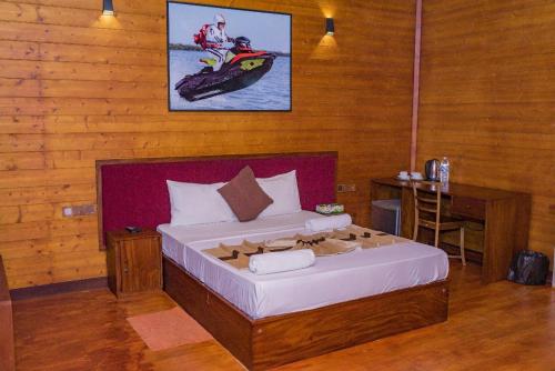 a bedroom with a bed and a desk in a room at New saniro Lagoon Deck in Katunayake