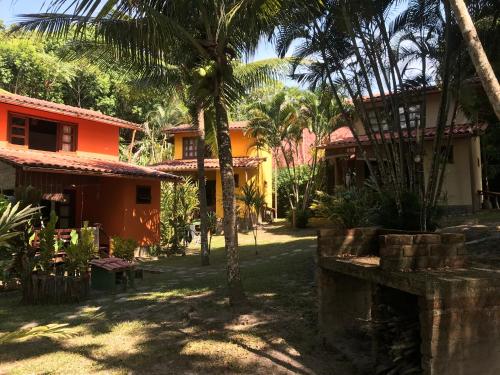 莫羅聖保羅的住宿－Vila Sofia chalès，前面有棕榈树的房子