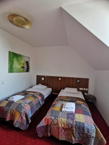 Postel nebo postele na pokoji v ubytování Hotel Klimt