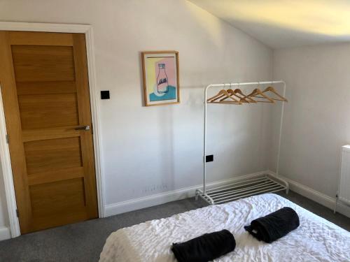 1 dormitorio con 1 cama y puerta de madera en Double Room Haggerston en Londres