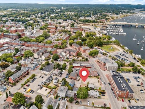 eine Luftaufnahme einer kleinen Stadt mit einer roten Markierung in der Unterkunft Downtown Steps to Waterfront "The Garden" in Newburyport