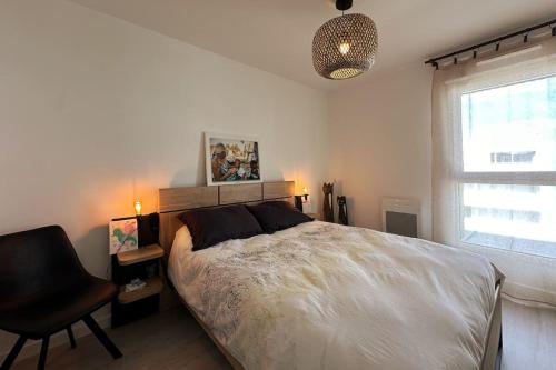 En eller flere senge i et værelse på Appartement spacieux et terrasse