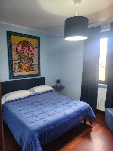a bedroom with a bed with a painting on the wall at B&B Villa Sabrina in Arezzo
