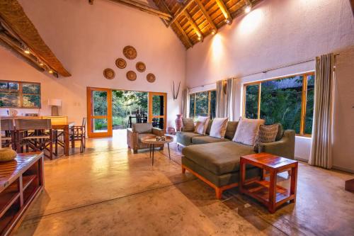 Posezení v ubytování Bush Villas on Kruger