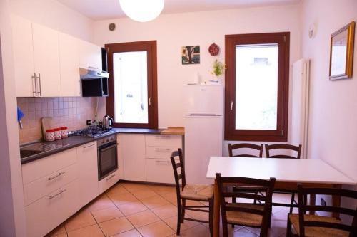 Kuchyň nebo kuchyňský kout v ubytování Peaceful Portello home