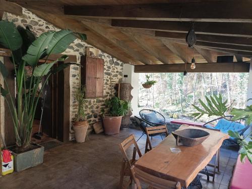 una habitación con una mesa de madera y algunas plantas en Haraneko Errota Burdindegi, en El Cerco