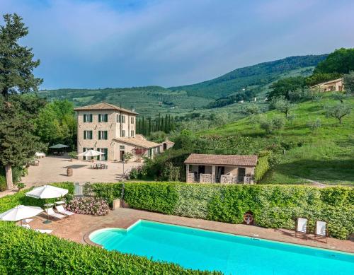 an aerial view of a villa with a swimming pool at Agriturismo Cuore Verde Olmo in Spello