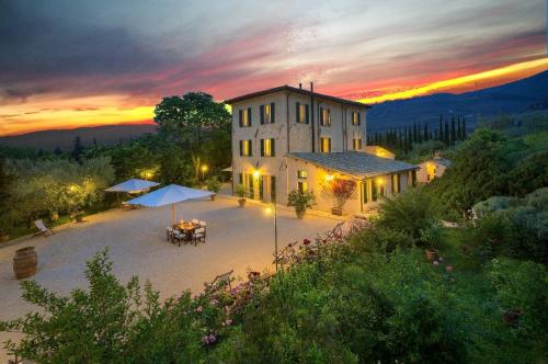 an aerial view of a building with a table at Agriturismo Cuore Verde Olmo in Spello