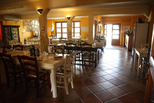 ein Restaurant mit Tischen und Stühlen in einem Zimmer in der Unterkunft Agriturismo Corte Pellegrini in San Martino Buon Albergo