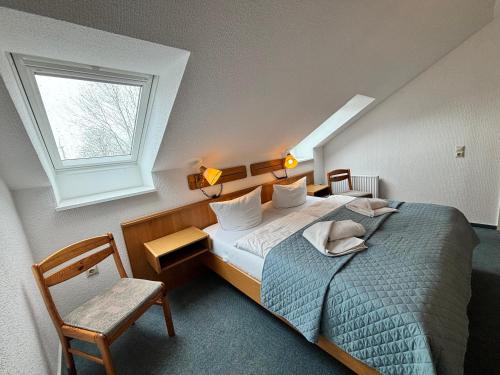 - une chambre avec un grand lit et une fenêtre dans l'établissement Appartementhaus Westphal Fehmarn, à Fehmarn