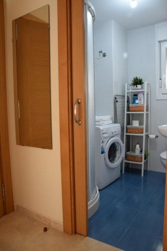 a bathroom with a washing machine and a washer at La abuela Isabel Piso con encanto Arnedillo in Arnedillo