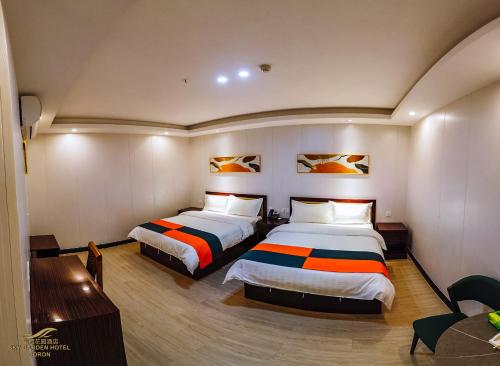 Ein Bett oder Betten in einem Zimmer der Unterkunft Sky Garden Hotel