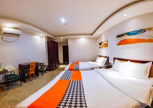 Ein Bett oder Betten in einem Zimmer der Unterkunft Sky Garden Hotel