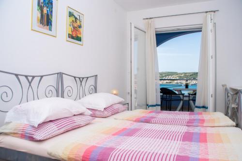 1 dormitorio con 2 camas y vistas al océano en Apartman PANTAN en Trogir