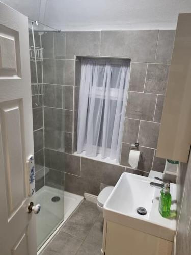 Bilik mandi di Comfy 1st floor flat, sleeps 4