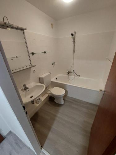 a bathroom with a toilet and a sink and a tub at Lübeck Zentral nähe Autobahn in Lübeck