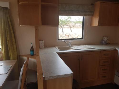 Η κουζίνα ή μικρή κουζίνα στο Pinoso Mountain View Mobile Home Alicante Med Syndicate 4