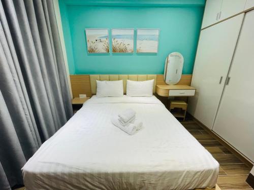 a small room with a bed with towels on it at Holiday Villa Novaworld Phan Thiet in Phan Thiet
