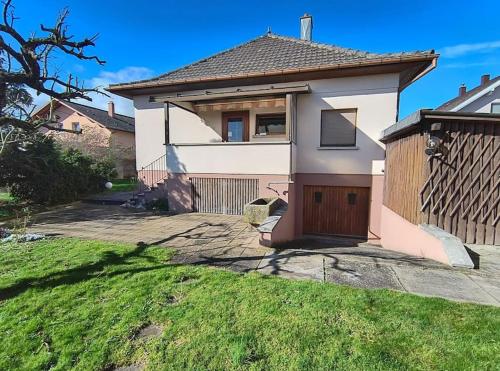 una casa con garaje y patio de césped en Gite l'Armarange Colmar/Mulhouse 3 étoiles, en Oberentzen