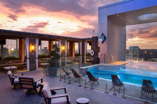 uma vista para um edifício com piscina e cadeiras em The Westin Nashville em Nashville