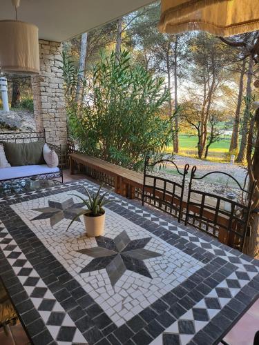 Elle comprend une terrasse dotée de carrelage noir et blanc. dans l'établissement Le Paradis vert, à Saumane-de-Vaucluse