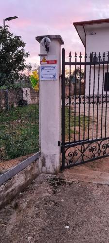 uma caixa de utilidade branca em frente a uma cerca em Casa Carmine - Casa Vacanza em Colleberardi