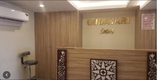eine Lobby mit einer Rezeption und einem Schild, auf dem das koloniale Gasthaus steht in der Unterkunft HOTEL GODAVARI INN in Mire