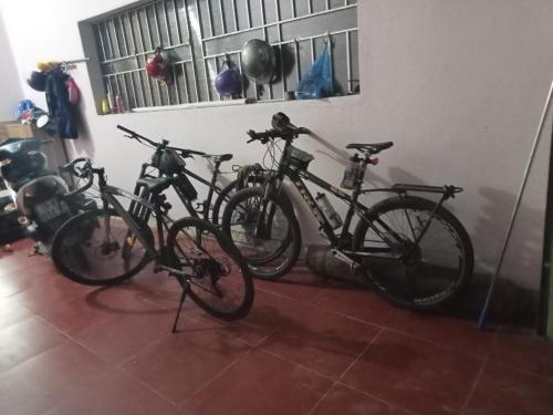 een groep fietsen geparkeerd in een kamer bij Nhà nghỉ bình dân Huy Nhung in Ha Giang