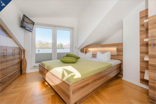 ツィノヴィッツにあるHaus Ostseekristall Wohnung Saphirのベッドルーム(ベッド1台、窓付)